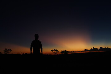 silhueta de homem em por do sol na chapada dos veadeiros, goi&aacute;s 