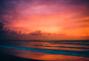 Obraz premium Golden Sunset Sky Above Gentle Waves