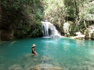 mulher nos po&ccedil;os azuis, em mamba&iacute;, goi&aacute;s 