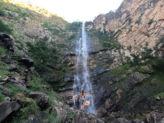 mulher na cachoeira do label, a mais alta de goiás