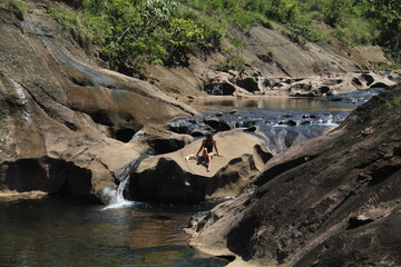mulher em piscinas naturais na região de pinga fogo, goiás