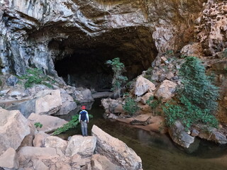 homem na entrada da caverna terra ronca, em são domingos, goiás