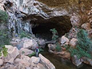 homem na entrada da caverna terra ronca, em são domingos, goiás