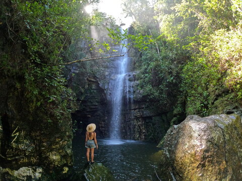 mulher na cachoeira da gurta em corumba de goias 