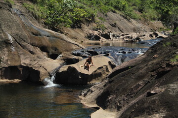 turista nas piscinas naturais do vale encantado na região Pinga Fogo em Mineiros, goiás
