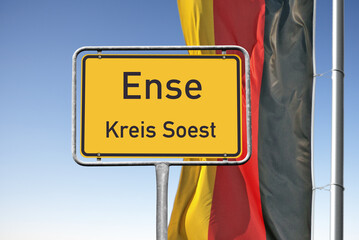 Ortstafel, Ense, Kreis Soest mit deutscher Flagge, (Symbolbild)