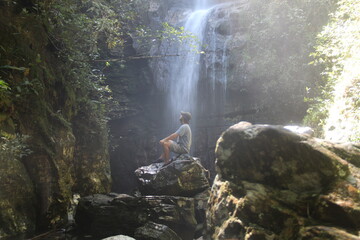 turista na cachoeira da gruta, no complexo do salto corumbá, em goiás