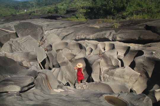 mulher no Vale da Lua, em Alto Para&iacute;so de Goi&aacute;s, Chapada dos Veadeiros