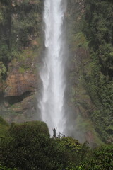 turista no salto do itiquira, em Formosa, goi&aacute;s