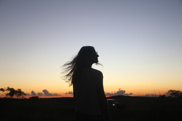 silhueta de mulher no pôr do sol na Chapada dos Veadeiros, Goiás