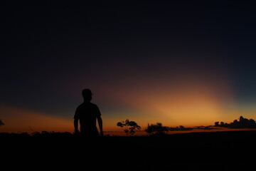 silhueta de homem no pôr do sol na Chapada dos Veadeiros, Goiás