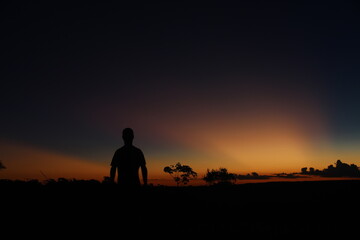 Fototapeta premium silhueta de homem no pôr do sol na Chapada dos Veadeiros, Goiás