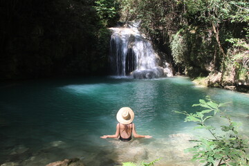 mulher no poço azul em mambaí, goiás 