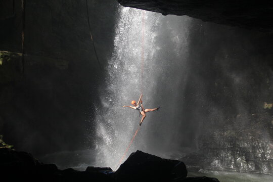 pessoa n&atilde;o identificada em p&ecirc;ndulom na cachoeira do funil em Mamba&iacute;, Goi&aacute;s