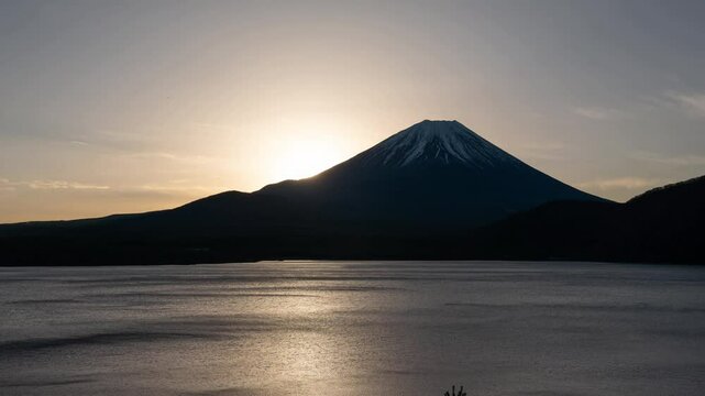 本栖湖より望む初日の出と富士山のタイムラプス映像（年賀コンセプト、ズームイン）
