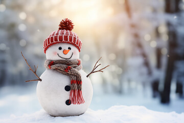 Fototapeta premium Bonhomme de neige joyeux avec écharpe et bonnet en laine colorés, posé dans un paysage enneigé avec un soleil d'hiver qui passe à travers les arbres