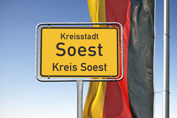 Ortstafel, Kreisstadt Soest, Kreis Soest mit deutscher Flagge, (Symbolbild)