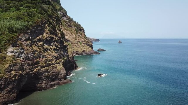 La baie d'Algoa flores sur l'&icirc;le des A&ccedil;ores , avec une vue sur l'&icirc;le de Corvo