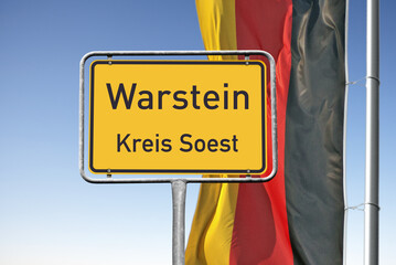 Ortstafel, Warstein, Kreis Soest mit deutscher Flagge, (Symbolbild)