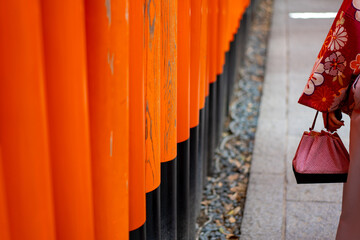 千本鳥居を歩く着物女性