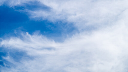 Fototapeta premium Summer blue sky and fluffy clouds