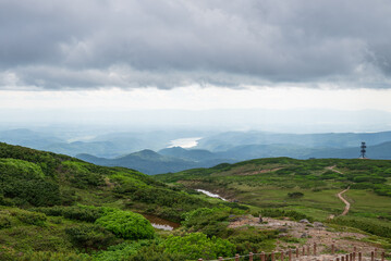 Naklejka premium 初夏の散策路から雲の下の下界を望む