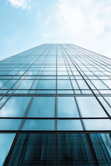 Obraz premium Towering glass skyscraper reaching up to a clear sky.