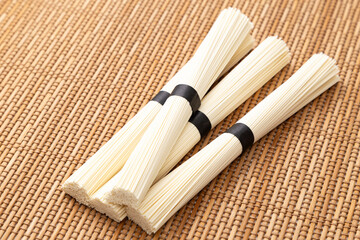 テーブルに置かれたそうめん
