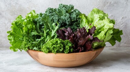 Naklejka premium A detailed shot of a variety of green leafy vegetables, such as kale, arugula, and lettuce, displayed in a wooden bowl against a neutral backdrop.