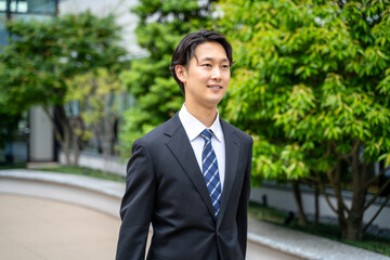 鞄を持って外回り営業する男性ビジネスマン