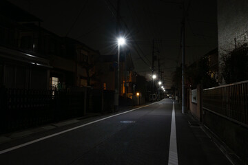 真夜中の住宅街、暗がりの路地、閑静な住宅街の夜道
