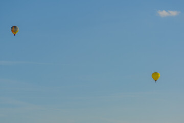 Zwei Heißluftballon am blauen Sommerhimmel