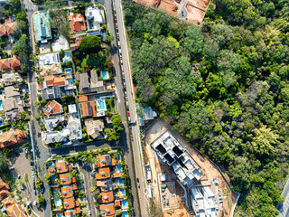 Prédios e casas residenciais no bairro Parque Hípica e Vila Brandina ao lado do Shopping Iguatemi Campinas.