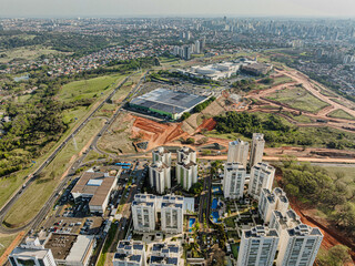 Prédios e casas residenciais no bairro Parque Hípica e Vila Brandina ao lado do Shopping Iguatemi Campinas.