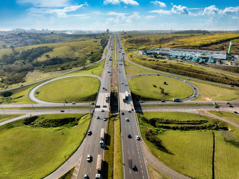 Rodovia Dom Pedro na altura da Avenida Mackenzie no bairro Vila Brandina. Vis&atilde;o a&eacute;rea com tr&aacute;fego na rodovia e rotat&oacute;ria.