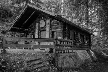 Obraz premium Eine alte Blockhütte am Wegesrand