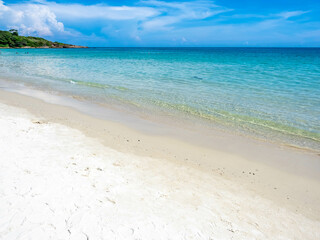 Fototapeta premium Seascape view with white sand, quiet beach, clear sea water, blue sky in summer of Koh Samet (Samet Isalnd) in Thailand