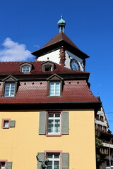 Fototapeta premium Spitze des Schwabentors in Freiburger hinter einem Gelben Altbau