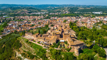 Obraz premium An aerial view of Certaldo, a charming medieval town in Tuscany, Italy, captured by a drone. Certaldo is known for its well-preserved historic center, characterized by ancient brick buildings