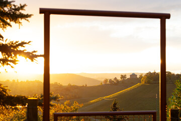 Sonnenuntergang über der
Grabkapelle auf dem Württemberg und Stuttgart. Weinberge im Herbst.