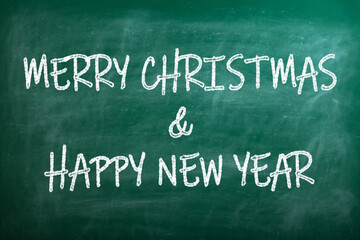 Obraz premium Christma merry happy new year text holiday type vintage green chalkboard christmas vintage chalk text label on a blackboard christma merry happy new year text holiday type vintage chalkboard.
