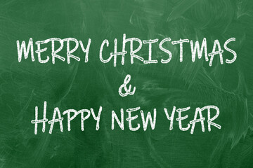Obraz premium Christma merry happy new year text holiday type vintage green chalkboard christmas vintage chalk text label on a blackboard christma merry happy new year text holiday type vintage chalkboard.