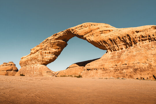 Rainbow Rock oder The Arch eine der bekanntesten nat&uuml;rlichen Felsformationen im W&uuml;stenland AlUla Medina Saudi-Arabien 