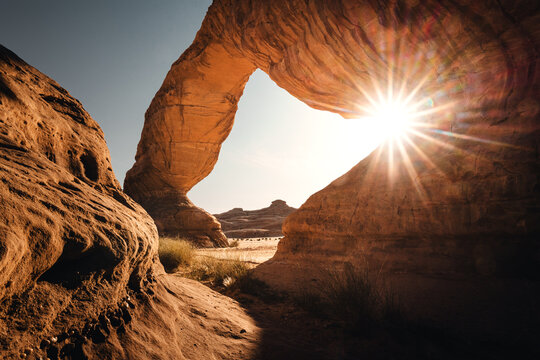 Rainbow Rock oder The Arch eine der bekanntesten nat&uuml;rlichen Felsformationen im W&uuml;stenland AlUla Medina Saudi-Arabien 