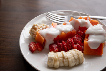 plato de desayuno de fruta con yogurt y tenedor