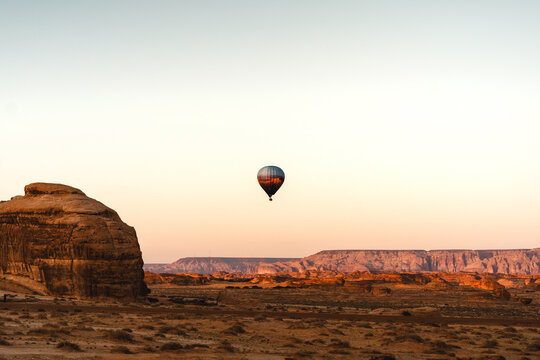 Luftaufnahme von einer Ballonfahrt zur goldenen Stunde von Schluchten, Klippen, Felsen und Felsformationen im W&uuml;stenland AlUla Medina Saudi-Arabien 