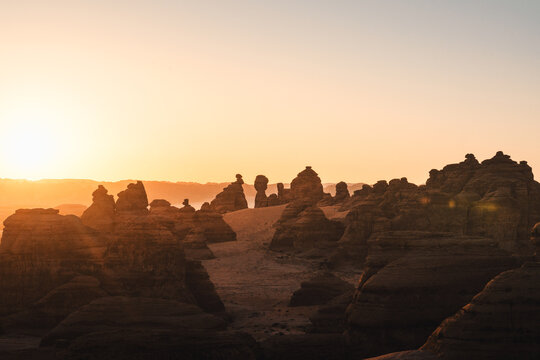 Luftaufnahme zur goldenen Stunde von Schluchten, Klippen, Felsen und Felsformationen im W&uuml;stenland AlUla Medina Saudi-Arabien 