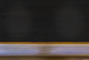 Étagère bois sous tableau noir