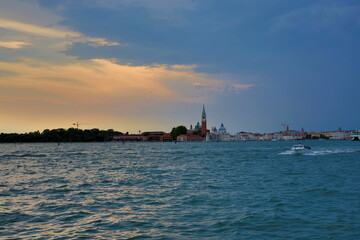 Naklejka premium Skyline von Venedig in der Dämmerung