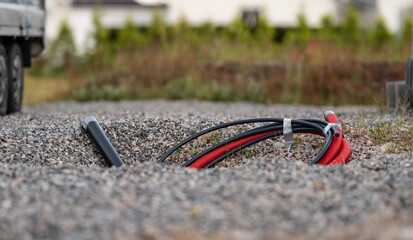 Naklejka premium Hoses and pipes sticking up from the ground at a building site.